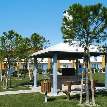 In Villaggio Ai Pini In Lido Altanea Apartment *